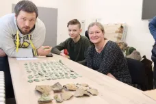 Nálezkyně stříbrného pokladu na Vsetínsku dostala stotisícovou odměnu
