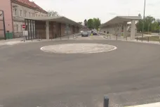 Autobusy budou v Heřmanově Městci dál stavět na náměstí, nový terminál za 120 milionů je příliš daleko