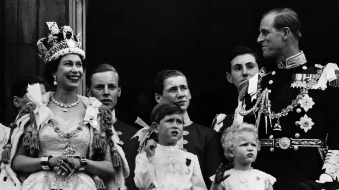 Královna po korunovaci na balkonu Buckinghamského paláce
