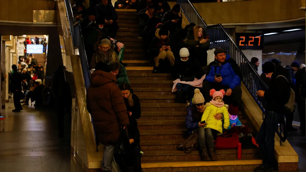 Lidé se ukrývají před ruskými útoky v kyjevském metru