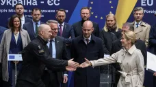 Ukrajinský premiér Denys Šmyhal si podává ruku s vysokou představitelkou Evropské unie pro zahraniční věci a bezpečnostní politiku Kajou Kallasovou