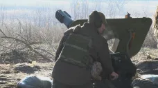 Ukrajinský voják nabíjí houfnici poblíž Pokrovsku