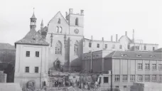 Emauzský klášter po spojeneckém bombardování