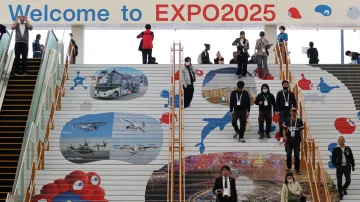Návštěvníci procházejí stanicí Yumeshima, která spojuje areál Expo
