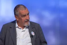 Předseda má jezdit po Česku a budovat stranu, kritizuje Schwarzenberg Pospíšila. Ocenil však, že se znovu spojil se Starosty