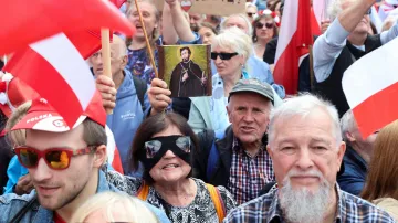 Podporovatelé opozičního kandidáta Karola Nawrockého