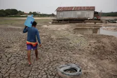 Amazonie je bez vody. Umírají delfíni, lodě uvázly na mělčinách, zastavila se doprava léků i potravin