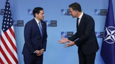 Společný brífink šéfa NATO Marka Rutteho a amerického ministra zahraničí Marca Rubia