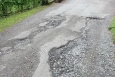Rozbité cesty ničí auta. Kraje nevědí, kolik peněz na opravy silnic dostanou