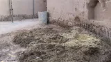 Zdi staveb v Jazdu tvoří hlína se slámou