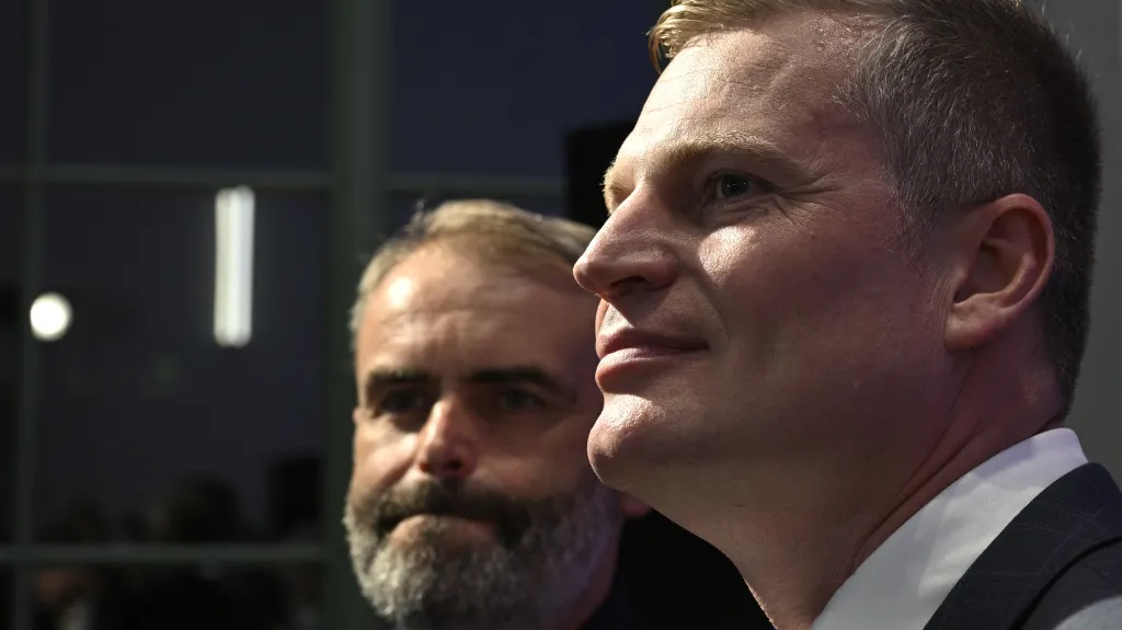 Zprava lídr kandidátky koalice Přísaha a Motoristé Filip Turek a předseda hnutí Přísaha Robert Šlachta ve volebním štábu po volbách do Evropského parlamentu
