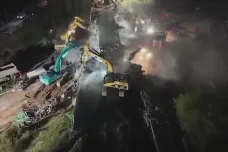 Most nad dálnicí D6 v noci zanikl. Úplná uzavírka skončila, zúžení trvá