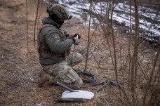 Rusové na frontě více využívají Muskův Starlink. Pentagon hledá způsob, jak to zarazit