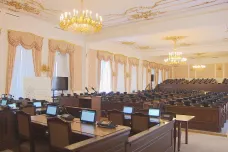 Poslanci schválili růst odměn pěstounů, kojenecké ústavy skončí. Za týden se sněmovna sejde k BIS