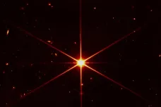 Webbův teleskop poslal první snímek pořízený jeho seřízenými zrcadly. Astronomové jsou nadšeni