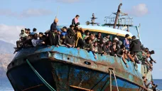Migranti při záchranné akci (archivní foto)
