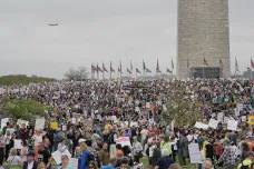 „Ruce pryč.“ Lidé napříč Amerikou vyšli demonstrovat proti Trumpovi a Muskovi