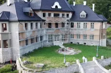 Lékař z Loučovic po večerech rekonstruuje chátrající vilu. Nyní si přikoupil i most pod Lipenskou přehradou