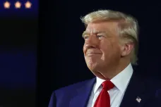 Trump po dohodě o nerostech schválil prodej zbraní Ukrajině