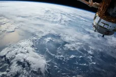 Oteplování Země mění osu a rotaci planety