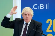 Johnsonovi rekordně klesla popularita, Britům vadí i problémy s brexitem