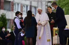 Papež v Košicích vybídl k dialogu. „Nejezdí tam, kde cesty jsou, ale kde je potřebují,“ ocenil salesián