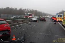 Dálnice D4 je po odklizení nehod průjezdná v obou směrech, nikdo se vážně nezranil