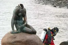 Před šedesáti lety kdosi Malé mořské víle v Kodani uřízl hlavu. Viníka hledali kriminalisté