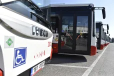 Neotevírejte okna! Cestující v hromadné dopravě si na klimatizaci stále zvykají