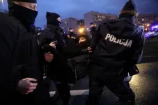 Polky potřetí zkusily blokovat Varšavu kvůli omezení potratů. Policie zadržela několik lidí